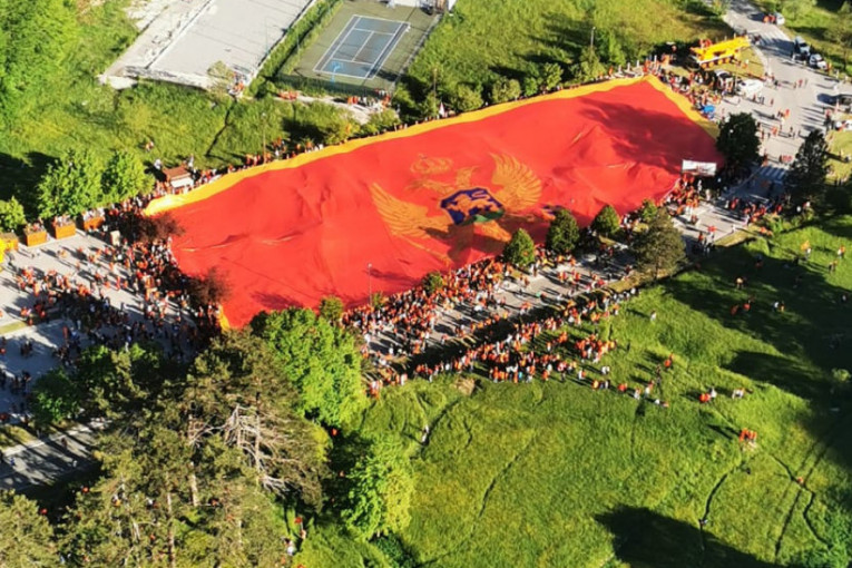 Velika bruka komita: Nestala najveća crnogorska zastava na svetu