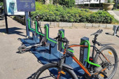 Beograd dobio prvi parking za čuvanje i punjenje električnih trotineta i bicikala (FOTO)
