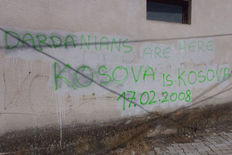 Incident u Orahovcu: Preteći grafiti osvanuli na kući srpske porodice (FOTO)