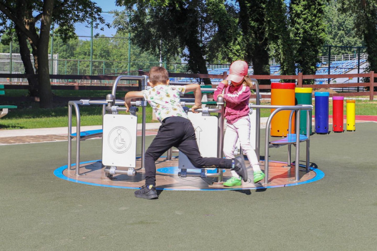 Otvoren prvi inkluzivni park u Beogradu: "U planu izgradnja još 13 takvih igrališta"