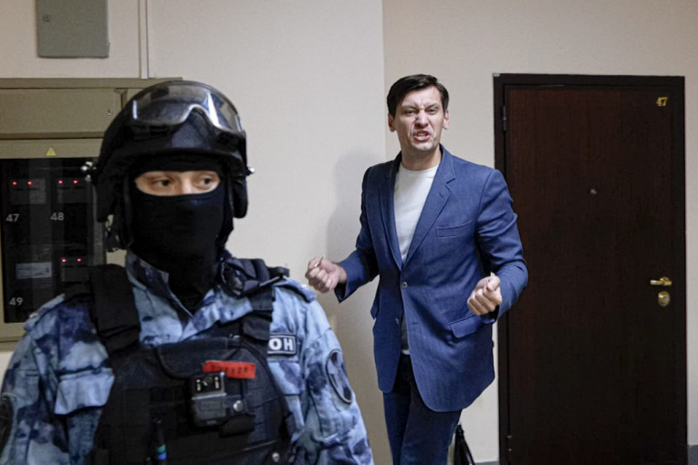 Ruski opozicionar pušten iz zatvora: Pritvoren zbog prevare, pa ponovo počeo da optužuje vlasti