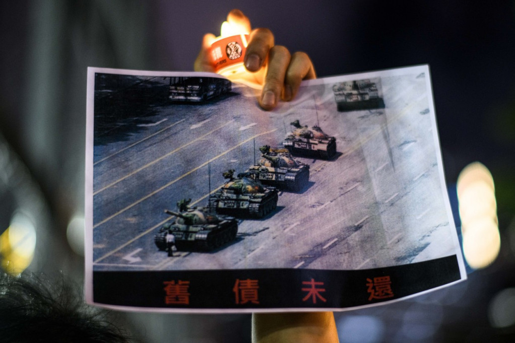 „Čovek tenk": Fotografija koja je postala simbol pobune posle cenzure nestala i sa pretraživača