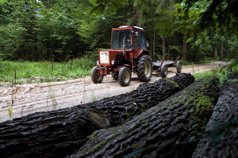 Nesreća kod Nove Varoši: Stradao traktorista dok je izvlačio drva za ogrev