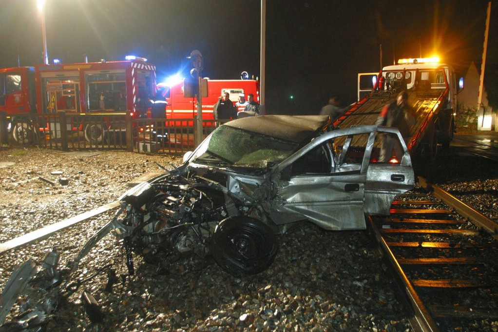 Nesreća kod Loznice: Teretni voz gurao auto 200 metara, vatrogasci sekli lim da izvuku ljude iz kola