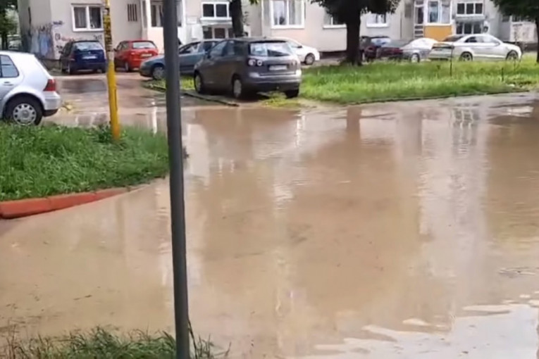 Olujno nevreme u Tuzli: Ulice poplavljene za nekoliko minuta (VIDEO)