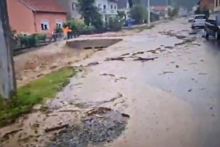 Potop u Požegi: Voda nosila kante, granje i smeće, ostao mulj u dvorištima meštana (VIDEO)