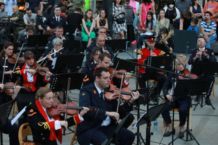 Grofice i vojnici svirali Bitlse i „Pukni zoro“: Spektakularni koncert u centru Beograda