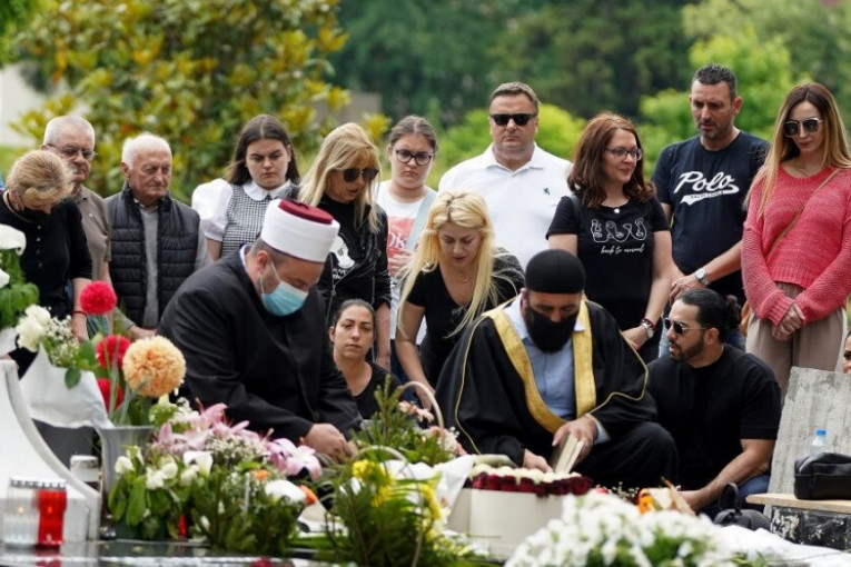 Tuga ne jenjava! Šestomesečni pomen Džeju Ramadanovskom: Ćerke skrhane bolom došle na Novo groblje (FOTO)