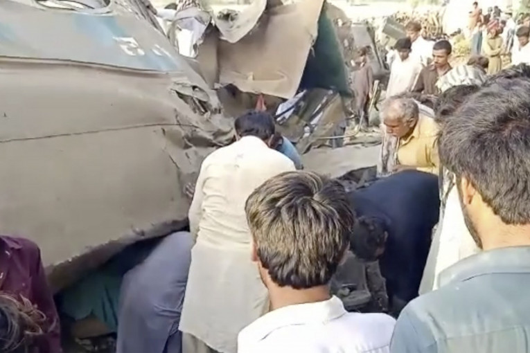 Tela iznošena iz olupina cele noći: Crni bilans sudara vozova u Pakistanu, najmanje 63 žrtve (FOTO+VIDEO)