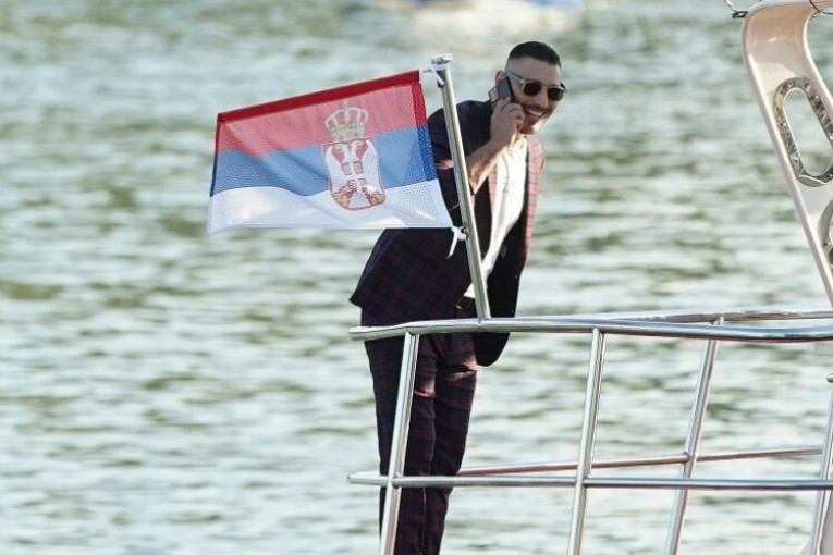 Darko Lazić sa srpskom zastavom! Folker uslikan na luksuznom brodu: On baš ume da uživa (FOTO)