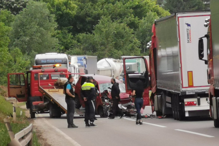 Teška saobraćajna nesreća kod Čačka: Tri osobe povređene, jedna preminula na putu do bolnice