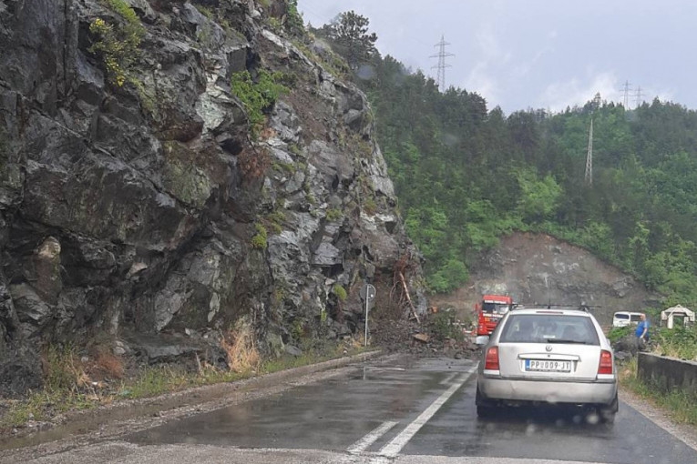 Odron kod Priboja: Kamenje i granje na kolovozu usporili saobraćaj u mestu Druglići
