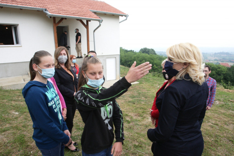 Novi dom za porodicu Jakovljević: Marina i njene ćerke zahvalne na šansi za bolji život (FOTO)