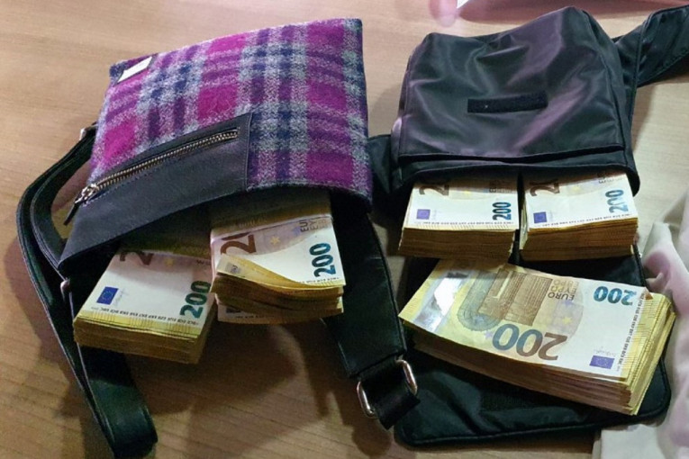Krio novac u plastičnim kesama i torbama: Makedonac pokušao preko Preševa da prenese 158.000 evra