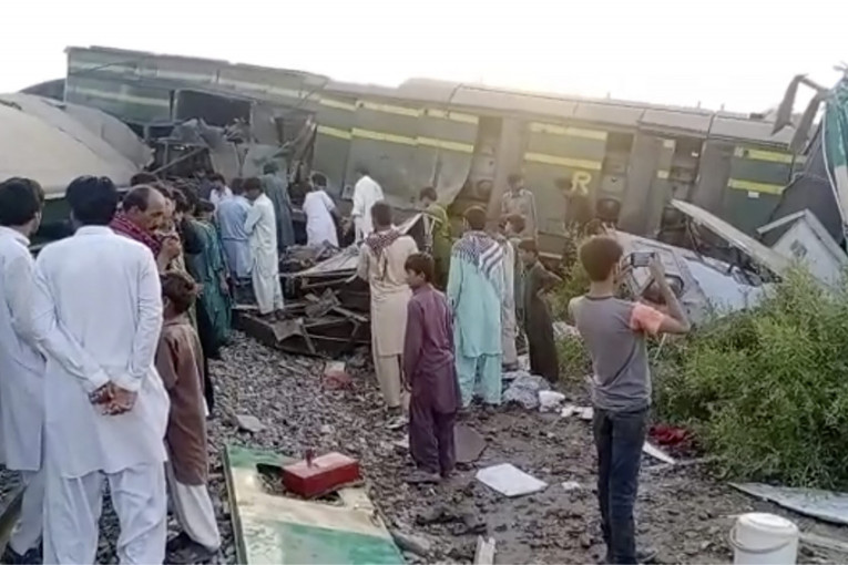 Stravična nesreća u Pakistanu: U sudaru dva brza voza 38 mrtvih, desetine zarobljene (FOTO, VIDEO)