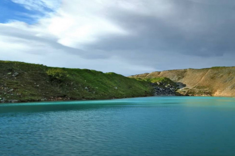 Najopasnije jezero na svetu: Mami plavom bojom, ali je njegova voda kao izbeljivač!