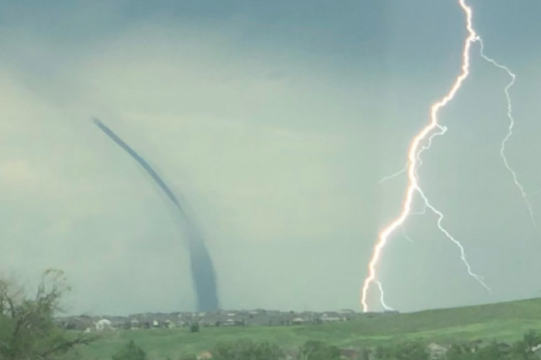 Tornado protutnjao kroz Kolorado: Zastrašujući prizor snimljen i iz aviona (VIDEO)