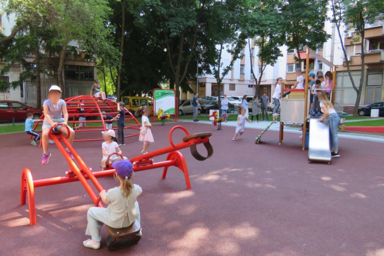 Na inicijativu stanara: Mališanima obnovljeno igralište u Pančićevoj ulici (FOTO)