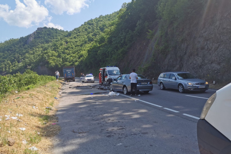 Još jedna saobraćajna nesreća kod Čačka: Vozač preticao i direktno udario BMW u kom je bila tročlana porodica (FOTO)
