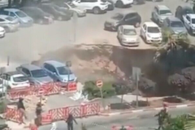 Ogromna rupa"progutala" automobile na parkingu: Krivi građevinci?! (VIDEO)