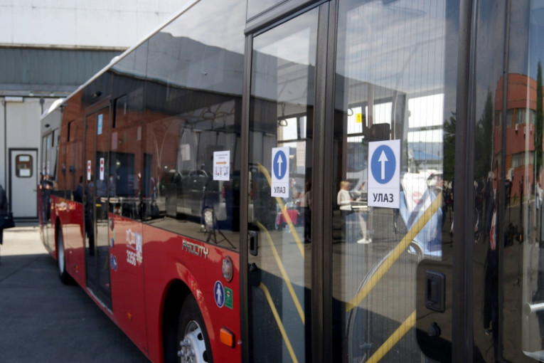 Haos na okretnici u Zemunu: Autobus se zakucao u trafiku