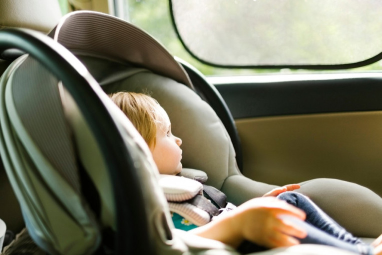 Šta se tačno događa kada ostavite dete u pregrejanom automobilu
