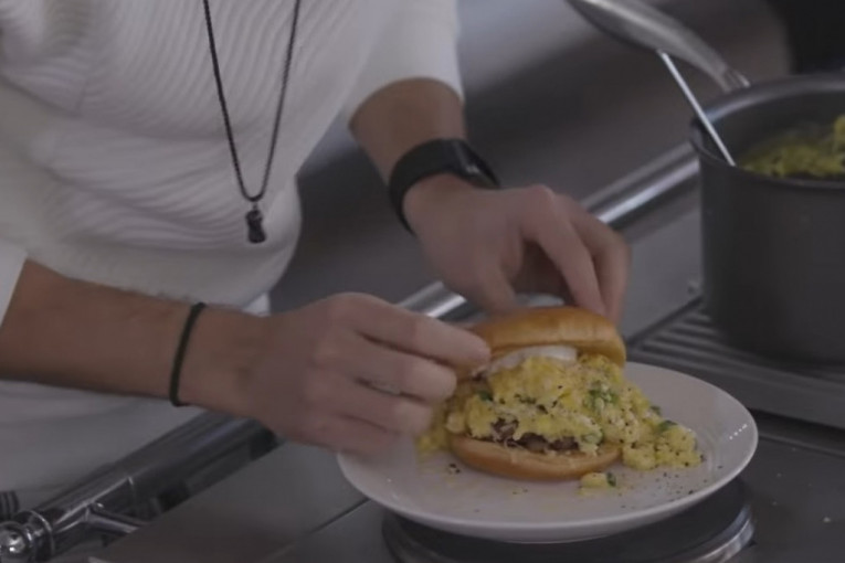 Popularni kuvar Gordon Remzi podelio recept za genijalni sendvič – s kajganom