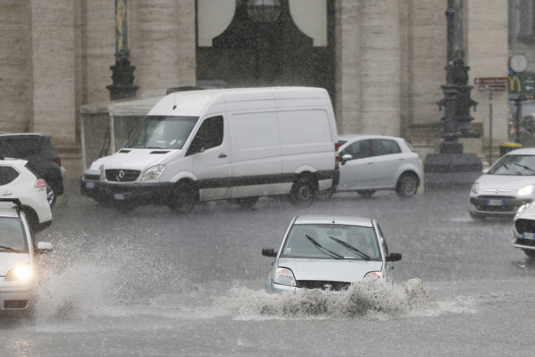 Nevreme pogodilo Rim: Potopljen vrtić, kontejneri plutaju ulicama, svi se obrušili na gradonačelnicu