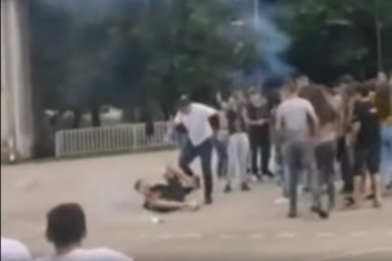 Jeziv slučaj nasilja u dvorištu škole u Prokuplju: Otac prišao sinu, oborio ga na zemlju i počeo da ga šutira!