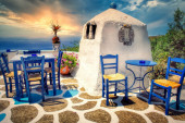 Grčka pooštrila mere: Turisti mogu u restorane i kafiće ako su vakcinisani