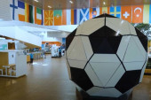 Kocka po kocka: Napravljena najveća fudbalska lopta od lego kockica!