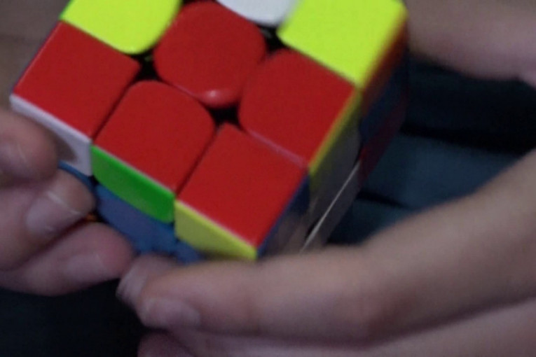 Nikola iz Čačka preko interneta savladao veštinu i pobedio na takmičenju: Složio Rubikovu kocku za manje od minut (FOTO)