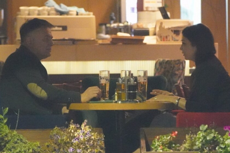 Branislav Lečić uhvaćen sa novom devojkom: Par pije pivo u centru prestonice (FOTO)