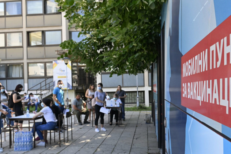 Autobus za vakcinaciju ispred Saobraćajnog fakulteta: Cepivo primilo više od 4.000 građana