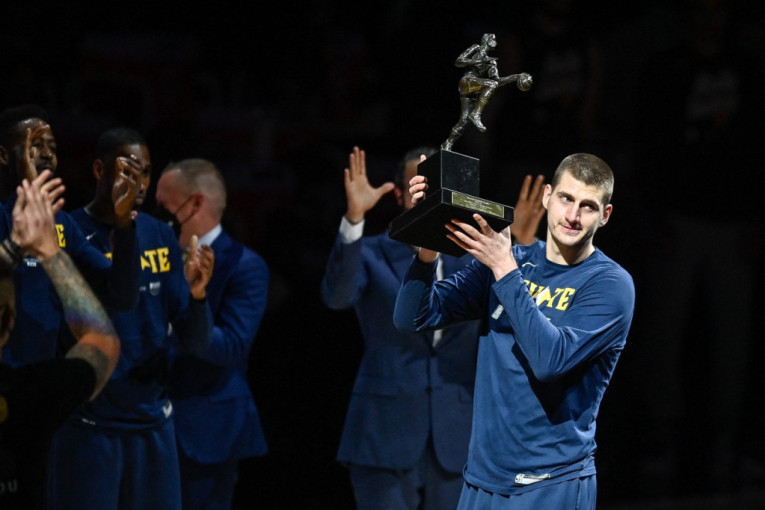 Kralj je krunisan u Denveru: Jokić uz ovacije pune dvorane podigao trofej MVP (VIDEO)