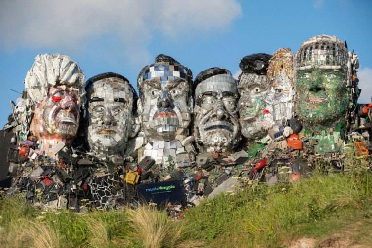 Džinovska skulptura lidera G7: Od elektronskog otpada napravio lica Makrona, Bajdena i Džonsona