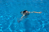 Izbegnuta tragedija: Devojčica počela da se davi i potonula na dno bazena - spasila je žena s cerebralnom paralizom!