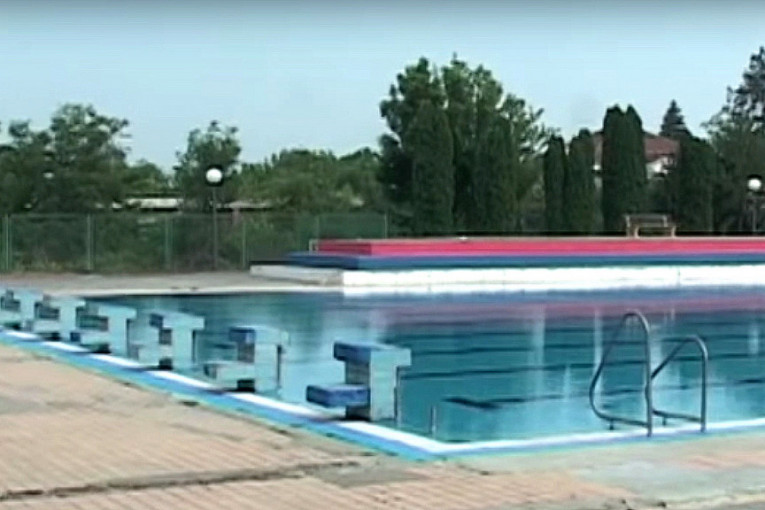 "Umesto da mu pravimo rođendan, pripremamo sahranu": Bolna ispovest majke dečaka koji se udavio u bazenu kod Sombora