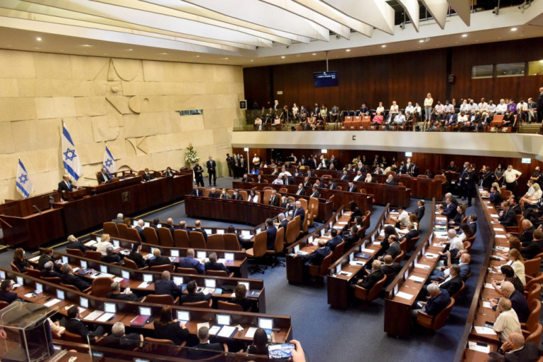 Dužnost ispred zdravlja: Članica izraelskog parlamenta doneta na nosilima da glasa za novu vladu (FOTO)
