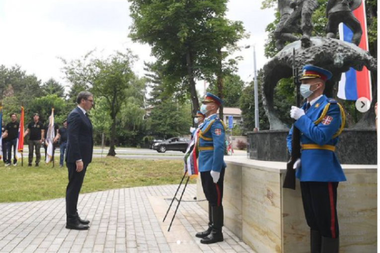 Vučić položio venac na Spomenik junacima sa Košara: Ako ništa drugo, danas smemo da govorimo o onima koji su poginuli