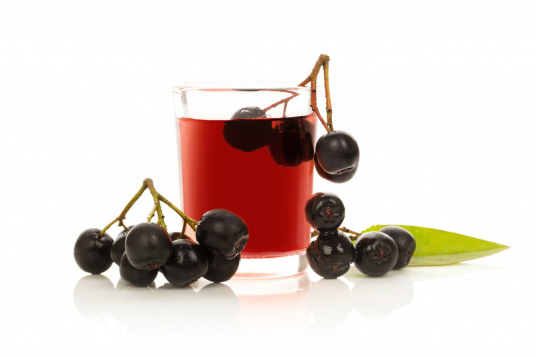 Napravite domaći sok od aronije: Jača imunitet, podstiče mršavljenje i usporava starenje