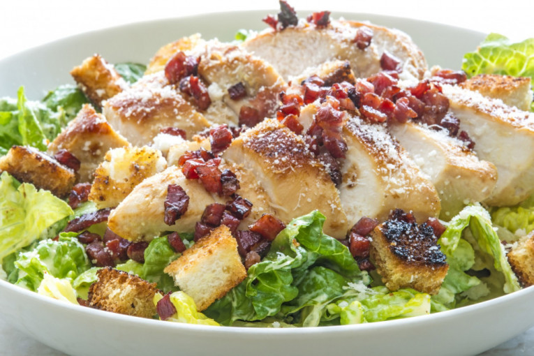 Recept dana: Cezar salata je kompletan obrok za tatu, mamu, seku i brata, a pravi se za 20 minuta