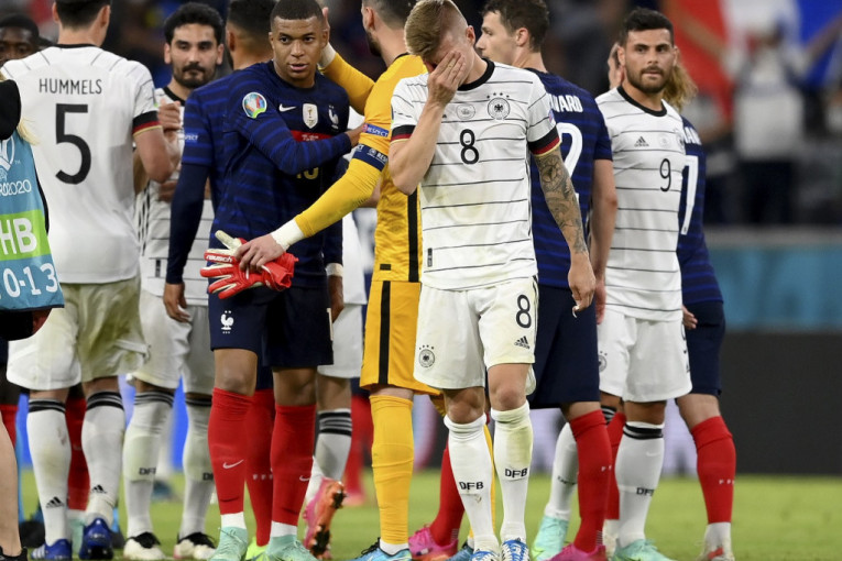 Humels rastužio Nemačku: Francuska dala tri, ali je samo jedan gol priznat na "Alijanc areni"