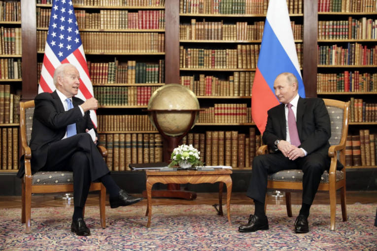 Bajden na sastanak sa Putinom poneo i puškice: Džo, šta to kriješ od Vladimira? (VIDEO)