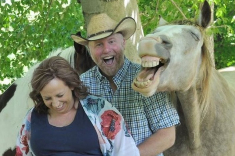 Konj upao vlasnicima na porodičnu fotografiju, pa ukrao svu pažnju