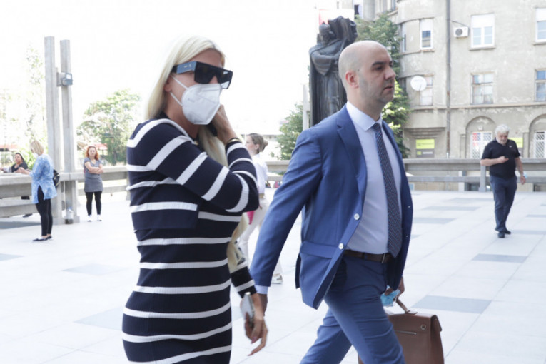Karleuša ponovo u sudu: Psovke i srednji prst za novinare! (FOTO)