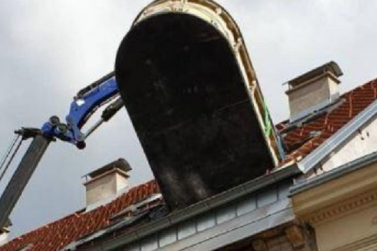 Otkriven razlog evakuacije bazena preko krova: Kranom izvlačili grdosiju od jedne tone u centru Zagreba