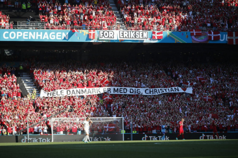 Emotivno na „Parkenu“: Fudbal je stao, iz hiljade grla ori se samo jedno ime – Kristijan Eriksen (FOTO)