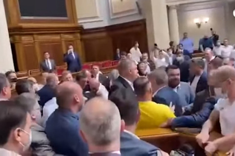 Haos u ukrajinskoj Radi: Nakon što je poslanik rekao da opozicionare treba streljati, izbila tuča VIDEO
