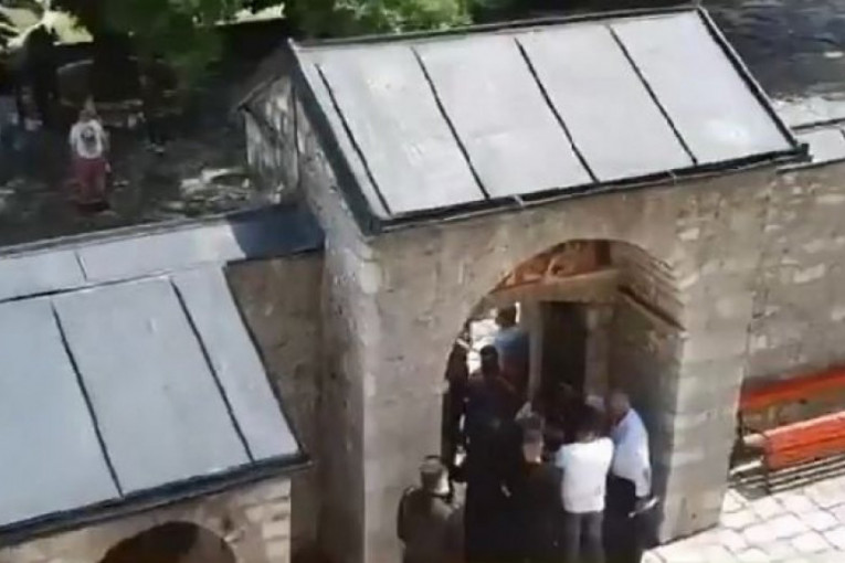 Sramno! Novi pokušaj upada u Cetinjski manastir, huligani divljali pred vratima svetinje (VIDEO)